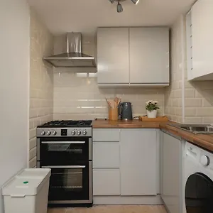 Lovely 2br Ap Just Moments Away From , Brighton United Kingdom
